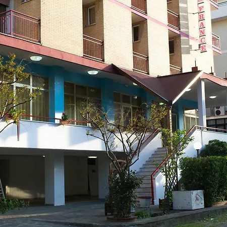 Ile De France Hotel